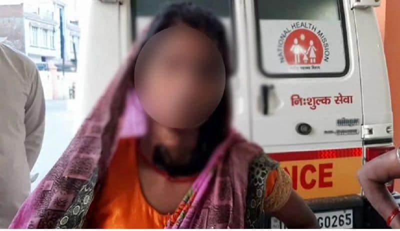 मैं सो रही थी..मुंह में कपड़ा ठूंसा...
पीड़िता ने पुलिस को बताया कि पति ने उसके शरीर पर टांके लगाए, वो मुझे पापी समझता है। मैं सो रही थी सुबह छह बजे उसने मेरे हाथ, पैर पकड़े और मुंह में कपड़ा ठूंसा, जिससे मेरी रोने की आवाज न निकले। फिर उसने तांबे के तार से टांके लगाए। महिला ने कहा कि उसका पति उसपर शक करता है।

