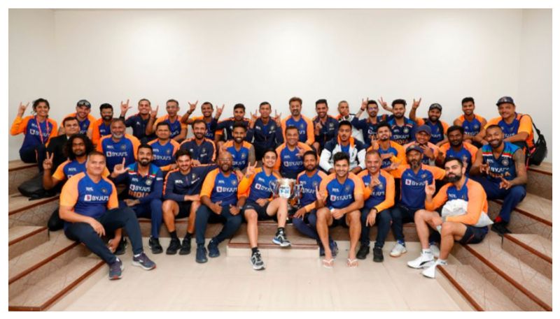 <p>ভারত ঘরের মাঠে টানা চারটি টি-২০ সিরিজে অপরাজিত ছিল৷ ইংল্যান্ডের বিরুদ্ধে এই সিরিজ জিতে টানা পাঁচটি সিরিজ জিতল বিরাট ব্রিগেড। একইসঙ্গে টি২০ বিশ্বকাপের রিহার্সালও সেরে রাখল মেন ইন ব্লুরা।<br />
</p>