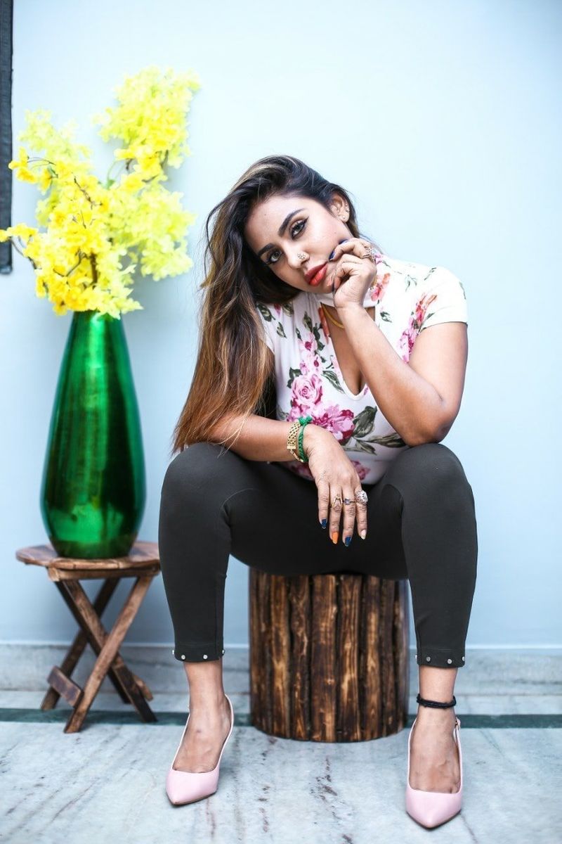 అల్లు అర్జున్ ఫ్యాన్స్ బాగా హర్ట్ అయినట్టుంది. గతంలో శ్రీరెడ్డి బన్నీ అంటే ఇష్టమని చెప్పిన వీడియోని షేర్ చేస్తున్నారు. బన్నీ అంటే ఇష్టమని చెప్పు లేదంటే ఫ్యాన్స్ వార్కి దిగుతారు అని అంటున్నారు.