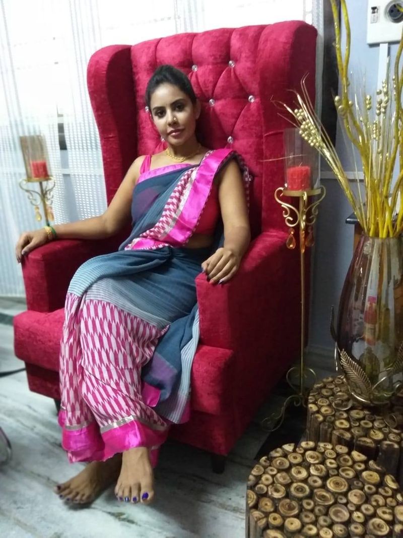 మరోవైపు తన సెక్సీ ఫోటోలను పంచుకుంటూ రోజూ సోషల్ మీడియాలో చురుకుగా ఉంటుంది శ్రీరెడ్డి.