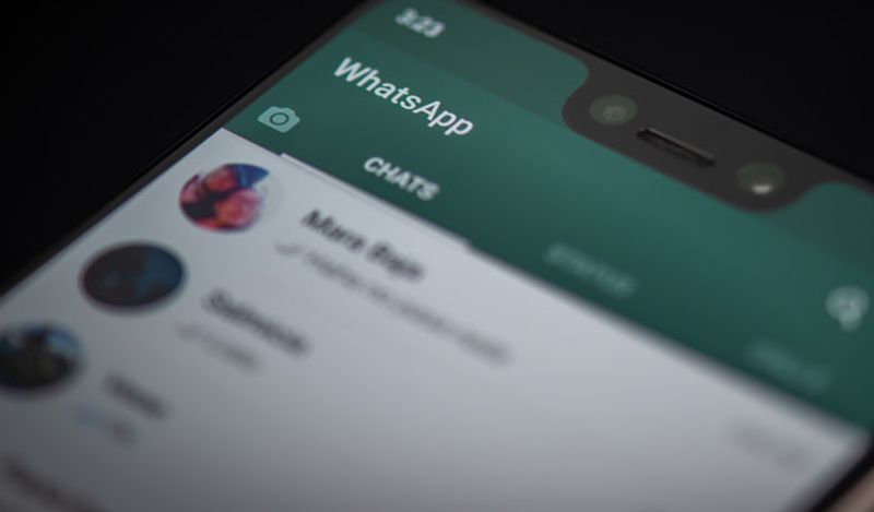 साथ ही अगर आपने अपनी WhatsApp डीपी को प्राइवेट नहीं किया तो कोई भी इसे सेव कर मिसयूज कर सकता है। WhatsApp डीपी को आप कई तरह से सिक्योर कर सकते हैं। आप चाहें तो WhatsApp डीपी को ओनली मी, माई कॉन्टेक्ट्स और एवरीवन के ऑप्शन पर शेव कर सकते हैं। 