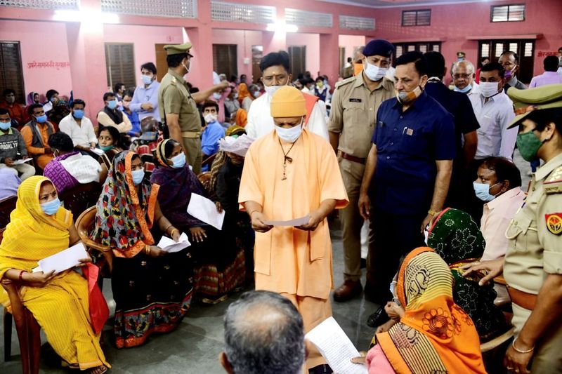 जनता दरबार में सैकड़ों फरियादी आए। मुख्यमंत्री योगी एक-एक कर फरियादियों के पास गए। सबकी समस्याएं सुनीं और सकारात्मक कार्रवाई का भरोसा दिलाया। जनता दरबार के बाहर एक वृद्ध दिव्यांगजन से मिलकर उन्होंने उसका हाल चाल भी लिया।
