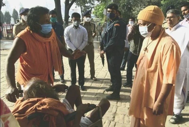 मुख्यमंत्री योगी गोशाला गए और गायों को गुड़ व चना खिलाया। इस दौरान उन्होंने गोरखनाथ मंदिर परिसर का निरीक्षण भी किया। इसके बाद सीएम योगी ने हिंदू सेवाश्रम में जनता दरबार लगाया।