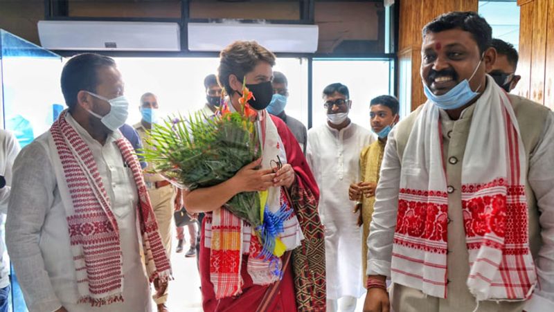 <p> অন্যদিকে উত্তর প্রদেশ রাজনীতিতে মনোনিবেশ করলেও প্রিয়াঙ্কা গান্ধী কিন্তু ইতিমধ্যেই ভোট প্রচারে অসমে গেছেন। সেখানে গিয়ে বিজেপির বিরুদ্ধে রীতিমত সরব হয়েছেন। </p>
