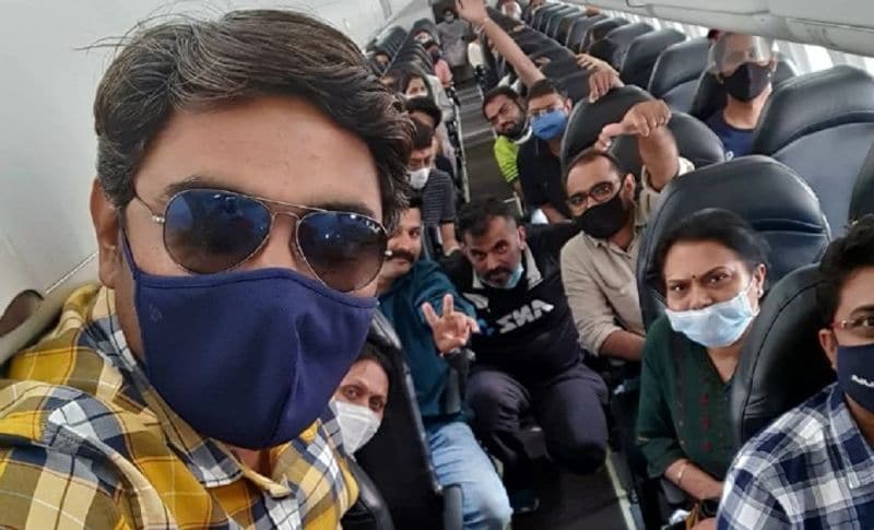 जब विमान की लैंडिग नहीं हो पाई तो इस दौरान यात्रियों की सांसे अटक गईं, कई यात्री घबराकर रोने लगे। किसी तरह एयरहोस्टेस ने लोगों को समझाया, आपको कुछ नहीं होगा। फिर भी कुछ लोग चीखने लगी पता नहीं हम बचेंगे या नहीं।