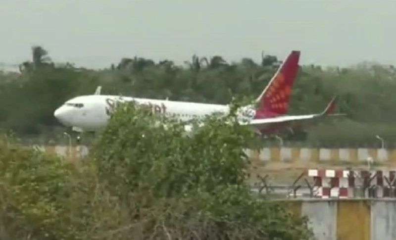 पायलट ने अपनी समझदारी दिखाते हुए विमान को वापस अहमदाबाद की तरफ डायवर्ट कर दिया। जिसके बाद एयरलाइंस कंपनी ने बाद में दूसरे पायलट के साथ विमान को जैसलमेर भेजा। फिर 2 बजकर 40 मिनट पर सुरक्षित लैंडिंग कराई गई।