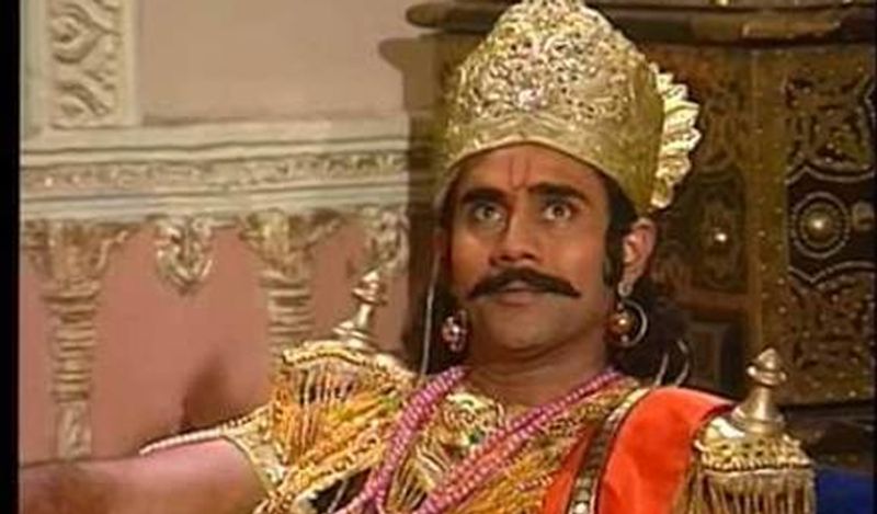 एक्टर ने आगे बताया था कि 'रूपा गांगुली कुछ देर वापस लौटी और पांडवों के साथ बैठ गई। उन्होंने उनसे पूछा क्या हुआ? रूपा ने कुछ भी जवाब नहीं दिया। बाद में उन्हें पता चला कि महिलाओं ने कहा कि तुम द्रौपदी हो तुम्हें दुष्ट दुर्योधन के साथ नहीं बैठना चाहिए।'