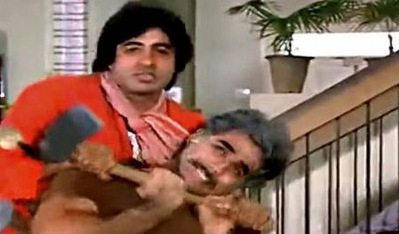 पुनीत इस्सर ने फिल्म 'कुली' का किस्सा भी शेयर किया था और बताया था कि उस हादसे के बाद वो अमिताभ को देखने अस्पताल गया था। वो बेहद शर्मिदा था। बिग बी ने उनसे कहा था कि एक बार उनके वजह से विनोद खन्ना को चोट आ गई थी। काम के दौरान ऐसा होता है। इसमें तुम्हारी कोई गलती नहीं है।'