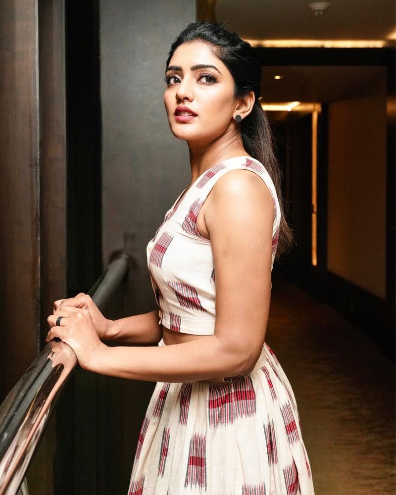 అయితే ఇలా ఈషాని చూసిన అభిమానులు ఆమె బాధని తట్టుకోలేకపోతున్నారు. నీ నిరీక్షణ ఫలిస్తుందని కామెంట్లు పెడుతున్నారు. మరి ఆమె నిరీక్షణ ఫలిస్తుందా? చూడాలి.