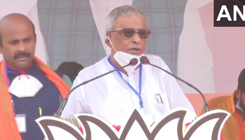 <p style="text-align: justify;">অধিকারী পরিবার দীর্ঘদিন ধরে রাজনীতির ময়দানে রয়েছে। সেই পরিবারেরই ছেলে শুভেন্দু। তাঁর বাবাও দল ছেড়ে ছেলের পাশেই এসে দাঁড়িয়েছেন। দীর্ঘদিন ধরে রাজনীতি করার ফলে, পূর্ব মেদিনীপুরে তাদের প্রভাব ভালোই। ২০১১ সাল থেকে এই নন্দীগ্রাম তথা পূর্ব মেদিনীপুরে তৃণমূল তার সংগঠন বাড়িয়েছে ঠিকই, কিনতু, তা হয়েছিল অধিকারীদের হাত ধরেই। কাজেই, মমতা বন্দ্যোপাধ্যায়ের ক্যারিশমা থাকলেও শুভেন্দুর দলবদলে সাংগঠনিকভাবে তারা অনেকটাই পিছিয়ে পড়েছে। সম্প্রতি বিজেপি নেতাকে মমতার ফোন করার ঘটনা তারই প্রমাণ।</p>
