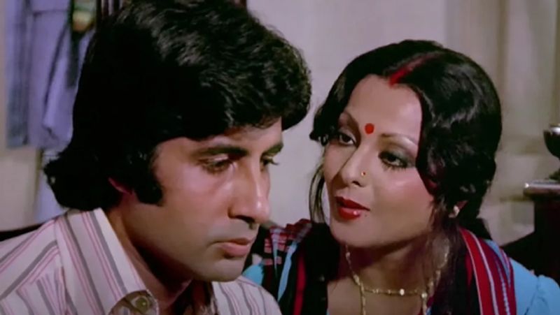 बता दें कि पिछले दिनों फिल्म दो अनजाने के कुछ फोटो भी काफी वायरल हुए थे। यह फोटोज फिल्म के सेट के ही थे, जिसमें रेखा और अमिताभ साथ नजर आ रहे था। वायरल हो रही इस फोटो में रेखा कुछ इस तरह ड्रेसअप थी कि वे कोई गाने का सीन शूट करने वाली हो।
