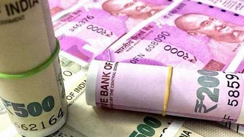 कुछ लोग टैक्स बचाने के लिए पर्सनल लोन लेते हैं या क्रेडिट कार्ड के जरिए विदड्रॉल कर निवेश करते हैं। ऐसा करना ठीक नहीं है। इसमें नुकसान होता है। अगर बहुत जरूरी है तो किसी दोस्त या संबंधी से लोन ले सकते हैं या एफडी के अगेंस्ट ओवरड्राफ्ट सुविधा का फायदा लिा जा सकता है। इसके अलावा अगर कोई इन्वेस्टमेंट प्लान मेच्योर हो गया हो, तो उससे मिले फंड को टैक्स सेविंग स्कीम्स में निवेश किया जा सकता है। (फाइल फोटो)