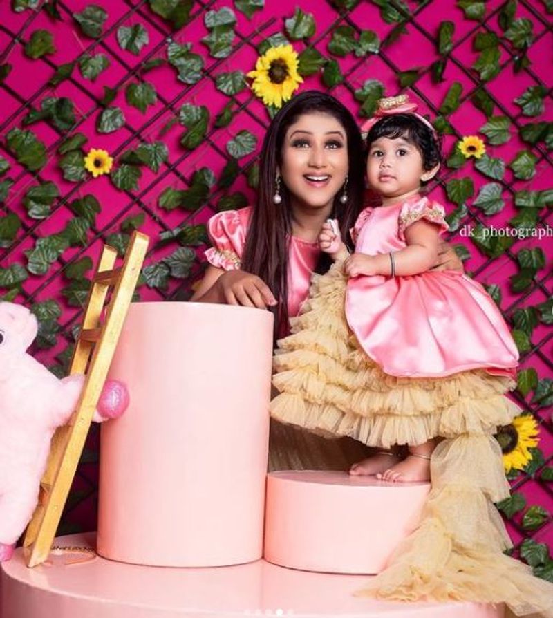 தற்போது தன்னுடைய செல்ல மகளுக்கு முதல் பிறந்தநாள் ப்ரீ பர்த்டே போட்டோ ஷூட் எடுத்து வெளியிட்டனர்.