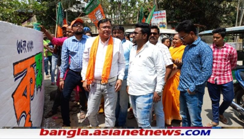 <p>রায়গঞ্জের বিজেপি প্রার্থী এদিন ফেডেড জিনস, সাদা বেল্ট, সাদা চেক শার্ট ও গলায় গেরুয়া রঙের উত্তরীয় লাগিয়ে শহরের উকিলপাড়ার বিভিন্ন এলাকায় প্রচার শুরু করেন। <br />
</p>
