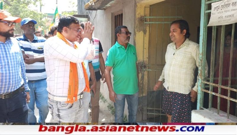 <p> উকিলপাড়ায় অবস্থিত রামকৃষ্ণ আশ্রমে পুজো দিয়ে কৃষ্ণ কল্যানী এদিন প্রচার শুরু করেন। বাড়ি বাড়ি গিয়ে ভোটারদের কাছে গিয়ে ভোট ভিক্ষা করেন। <br />
</p>