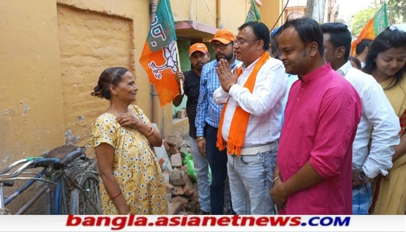 <p>সাধারণ মানুষের সঙ্গে করমর্দনের পাশাপাশি আলিঙ্গন করতে দেখা যায় তাকে। ওই এলাকায় দেওয়াল লিখনে হাত লাগান তিনি। <br />
</p>