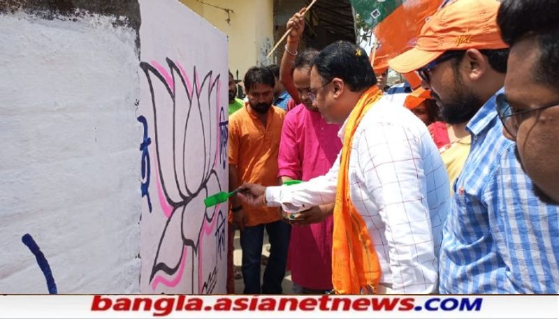<p>তিনি আরও জানিয়েছেন, 'আমার প্রতিদ্বন্দ্বী তৃণমূল কংগ্রেস ও জোটের প্রার্থীর বয়স ষাটের কোঠায়। জোটের প্রার্থী এর আগে দুইবারের বিধায়ক থেকেও এলাকার উন্নয়ন করতে পারেননি।'<br />
</p>