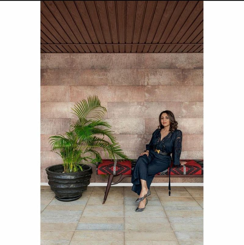 In the pictures, she is seen sitting on the bench wearing an elegant royal blue jumpsuit, looking like a queen.