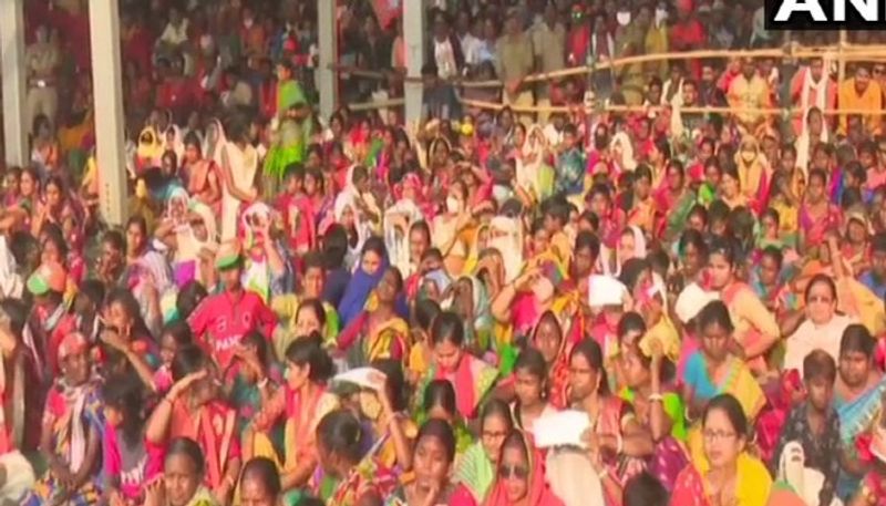<p>জনসভায় ভাষণ দিতে গিয়ে প্রধানমন্ত্রী নরেন্দ্র মোদী বলেন, বাংলার মানুষরা পরিবর্তনের জন্য মনে মনে প্রস্তুতি নিয়েছে। সভার ভিড়ই প্রমান করছে ২ মে দিদি যাচ্ছে, আসল পরিবর্তন আসছে। আসল পরিবর্তন বাংলার বিকাশ, এমন সরকার আনার জন্য যা গরিবের সেবা করবে। <br />
</p>