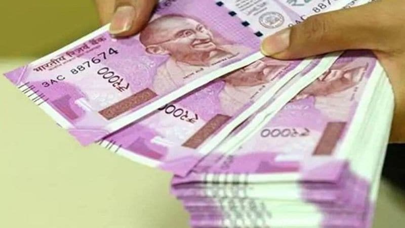 केंद्र सरकार ने 12 अक्टूबर 2020 को एलटीसी कैश वाउचर स्कीम (LTC Cash Voucher Scheme) की घोषणा की थी। इसके मुताबिक, केंद्र सरकार का कोई भी कर्मचारी 31 मार्च 2021 तक 12 फीसदी और उससे ज्यादा जीएसटी (GST) वाले सर्विस या गुड्स को खरीद कर इस स्कीम का फायदा उठा सकते हैं। (फाइल फोटो)