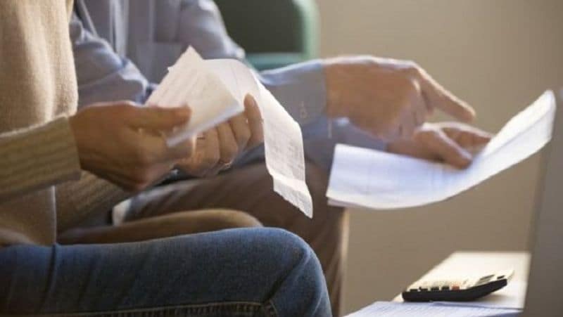 इस स्कीम के तहत रीइम्बर्समेंट (Reimbursement) के लिए जो इनवॉयस दिया जाएगा, वह उस कर्मचारी के नाम पर होना चाहिए, जो स्कीम का फायदा ले रहा है। परिजनों के किए गए पेमेंट को इसमें शामिल नहीं किया जाएगा। अगर रीइंबर्स की जाने वाली रकम इस्तेमाल एडवांस रकम से कम है, तो इसे अंडर यूटिलाइजेशन माना जाएगा। हालांकि, क्लेम के कैलकुलेशन के बाद जो बैलेंस अमाउंट बनेगा, उसे कर्मचारी से वसूला जा सकता है। (फाइल फोटो)