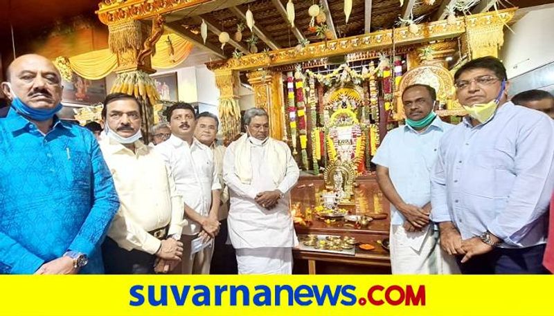 <p>ಉತ್ತರಹಳ್ಳಿಯಲ್ಲಿರುವ ರಾಘವೇಂದ್ರ ಸ್ವಾಮಿ ಮಠದಲ್ಲಿ ಸನ್ಮಾನ ಸ್ವೀಕರಿಸಿ ಮಾತನಾಡಿದ ಅವರು, ನಾನು ದೇವರನ್ನು ನಂಬಿದ್ದೇನೆ. ದೇವರೊಬ್ಬ, ನಾಮ ಹಲವು ಎಂದುಕೊಂಡಿದ್ದೇನೆ. ಹೀಗಾಗಿ, ದೇವರು ಎಲ್ಲರಲ್ಲೂ ಇದ್ದಾನೆ. ಮನುಷ್ಯನಲ್ಲಿ ದೇವರನ್ನು ಕಾಣುವ ಮನಸ್ಥಿತಿ ಇದ್ದರೆ ಸಾಕು ದೇವರು ಕಾಣುತ್ತಾನೆ. ಇದಕ್ಕಾಗಿಯೇ ಬಸವಾದಿ ಶರಣರು ಉಳ್ಳವರು ದೇವಾಲಯ ಮಾಡುವರು, ನಾನೇನು ಮಾಡಲಿ ಬಡವನಯ್ಯಾ, ಎನ್ನ ಕಾಲೇ ಕಂಬ, ದೇಹವೇ ದೇಗುಲ, ಶಿರವೇ ಹೊನ್ನ ಕಳಶವಯ್ಯ ಎಂದು ಹೇಳಿದ್ದಾರೆ. ದೇವರು ನಮ್ಮನ್ನು ನಿತ್ಯ ನೋಡುತ್ತಿದ್ದಾನೆ. ದೇವರ ಅನುಗ್ರಹ ಪಡೆದುಕೊಳ್ಳುವುದಕೆ ದೇವಸ್ಥಾನಕ್ಕೆ ಹೋಗಕಿಲ್ಲ. ದೇವಸ್ಥಾನಕ್ಕೆ ಹೋದವರೆಲ್ಲ ಆಸ್ತಿಕರಲ್ಲ, ದೇವಸ್ಥಾನಕ್ಕೆ ಹೋಗಲಿಲ್ಲ ಎಂದ ಮಾತ್ರಕ್ಕೆ ನಾಸ್ತಿಕರೂ ಅಲ್ಲ. ಮತ್ತೊಬ್ಬರಿಗೆ ಒಳ್ಳೆಯದನ್ನು ಬಯಸಿ, ಒಳ್ಳೆಯದನ್ನು ಮಾಡಿದರೆ ಸಾಕು ದೇವರು ಮೆಚ್ಚುತ್ತಾನೆ ಎಂದಿದ್ದಾರೆ ಎಂದರು.</p>