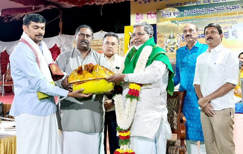 <p>ಎಲ್ಲರೂ ನಮ್ಮಂತೆಯೇ: ಮೂಲತಃ ನಾವೆಲ್ಲ ಮನುಷ್ಯರು, ಪರಸ್ಪರ ಪ್ರೀತಿ ವಿಶ್ವಾಸವನ್ನೇ ದೇವರು ಬಯಸುತ್ತಾನೆ. ಮತ್ತೊಬ್ಬರಿಗೆ ಕೆಡಕು ಬಯಸದಿರುವುದೇ ಧರ್ಮ. ಇದನ್ನು ನಾನು ನನ್ನ ಜೀವನದಲ್ಲಿ ಅಳವಡಿಸಿಕೊಂಡಿದ್ದೇನೆ. ಹಾಗಾಗಿ, ನನಗೆ ಇಲ್ಲಿವರೆಗೂ ಒಳ್ಳೆಯದೇ ಆಗಿದೆ. ಮುಂದೆಯೂ ದೇವರು ರಾಘವೇಂದ್ರ ಸ್ವಾಮಿಗಳ ದಯೆಯಿಂದ ಒಳ್ಳೆಯದೇ ಆಗುತ್ತದೆ. ಎಲ್ಲರೂ ನಮ್ಮಂತೆಯೇ ಮನುಷ್ಯರು ಎಂದುಕೊಳ್ಳುವುದು ಧರ್ಮ. ಹೀಗಾಗಿ, ನಾವು ಯಾವುದೇ ಧರ್ಮ, ಜಾತಿ, ಮನುಷ್ಯನನ್ನು ದ್ವೇಷಿಸುವುದಿಲ್ಲ. ಸರ್ವರೂ ನಮ್ಮವರೇ ಎಂಬ ಭಾವ ನನ್ನದು ಎಂದರು.</p>