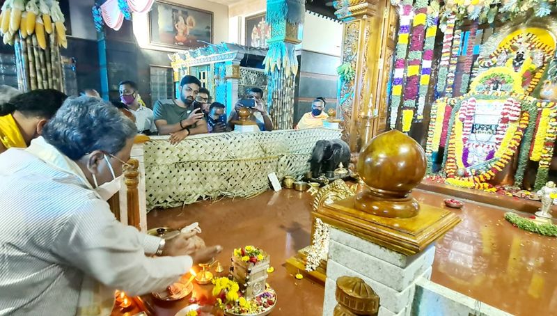 <p>ಇದಕ್ಕೂ ಮುನ್ನ ಸಿದ್ದರಾಮಯ್ಯ ಅವರು ರಾಯರ ಬೃಂದಾವನ ದರ್ಶನ ಮಾಡಿ ವಿಶೇಷ ಪೂಜೆ ಸಲ್ಲಿಸಿದರು.</p>