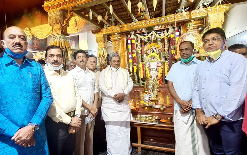 <p>ನನ್ನ ಪುತ್ರ ಮತ್ತು ಪತ್ನಿ ದೇವರಿಗೆ ಪೂಜೆ ಮಾಡುತ್ತಾರೆ. ವಾರಕ್ಕೊಮ್ಮೆ ಉಪವಾಸ ಮಾಡುತ್ತಾರೆ. ಆದರೆ, ನಾನು ದೇವರ ಮನೆಯ ಕಡೆಗೂ ನೋಡುವುದಿಲ್ಲ. ಹಾಗಂತ ನಾನು ದೇವರ ವಿರೋಧಿಯಲ್ಲ. ದೇವರ ಮೇಲೆ ನಂಬಿಕೆ ಇದೆ. ಬಡವರ ಭಾವಾಂತರಂಗದಲ್ಲೇ ದೇವರನ್ನು ಕಂಡ ತೃಪ್ತಿ ನನಗಿದೆ ಎಂದು ವಿರೋಧ ಪಕ್ಷ ನಾಯಕ ಸಿದ್ದರಾಮಯ್ಯ ತಿಳಿಸಿದ್ದಾರೆ.</p>