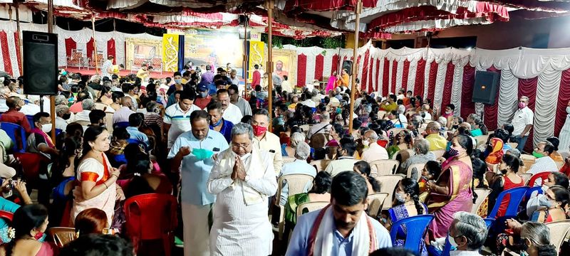 <p>ಈ ವೇಳೆ ಮಠದ ಸಂಸ್ಥಾಪಕ ಕೆ.ಆರ್.ನಾಗೇಂದ್ರ, ಶಾಸಕ ಬೈರತಿ ಸುರೇಶ್, ಮಾಜಿ ಶಾಸಕರಾದ ಸರೋವರ ಶ್ರೀನಿವಾಸ್, ಅಶೋಕ್ ಪಟ್ಟಣ, ವಿಶ್ವವಾಣಿ ದಿನಪತ್ರಿಕೆಯ ಪ್ರಧಾನ ಸಂಪಾದಕ ವಿಶ್ವೇಶ್ವರ ಭಟ್, ವಿಶ್ವವಾಣಿ ಸಂಪಾದಕೀಯ ಸಲಹೆಗಾರ ನಂಜನಗೂಡು ಮೋಹನ್ ಇದ್ದರು.</p>