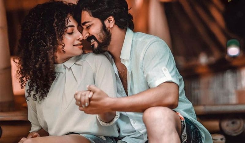 पर्ल ने पोस्ट में ये भी बताया कि उन्होंने अभी बच्चे का नाम नहीं रखा है। वो नाम सोच रहे हैं। वहीं, श्रीनीश ने भी शनिवार को बेटी के जन्म के बाद ही ये खुशखबरी शेयर की थी। उन्होंने लिखा था, 'हमें ये बताते हुए बहुत खुशी हो रही है कि भगवान ने हमें तोहफा भेजा है। बेटी हुई है...आप सभी की प्रार्थना और आशीर्वाद के लिए धन्यवाद'।