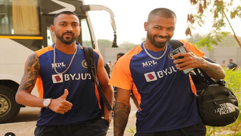 అహ్మదాబాద్ నుంచి పూణె చేరుకున్న భారత జట్టు, అక్కడ మూడు వన్డేల సిరీస్ ఆడనుంది. వన్డే సిరీస్తో ఇంగ్లాండ్ జరుగుతున్న సిరీస్ ముగుస్తుంది. ఆ తర్వాత నాలుగు రోజులు కుటుంబంతో కలిసి ఐపీఎల్ ఆడనున్నారు భారత క్రికెటర్లు...
