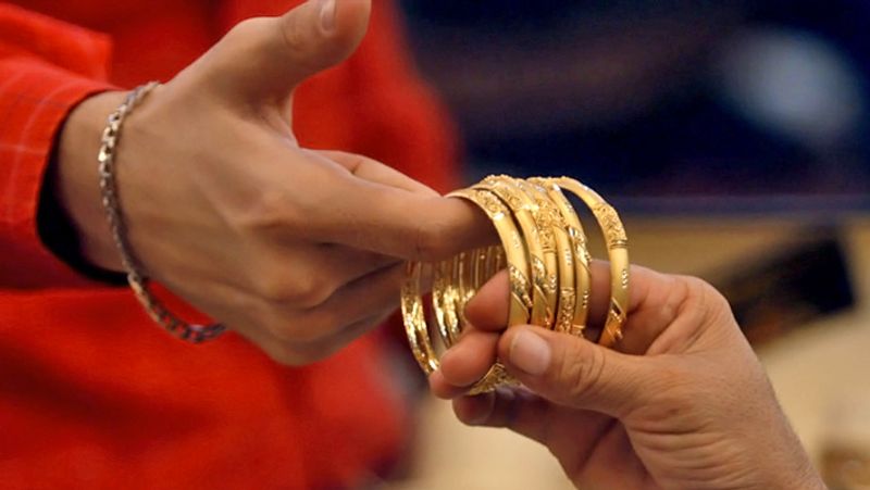 4. सपने में सोने के आभूषण उपहार स्वरुप प्राप्त हो तो उस लड़की का विवाह किसी धनी व्यक्ति से होता है।
