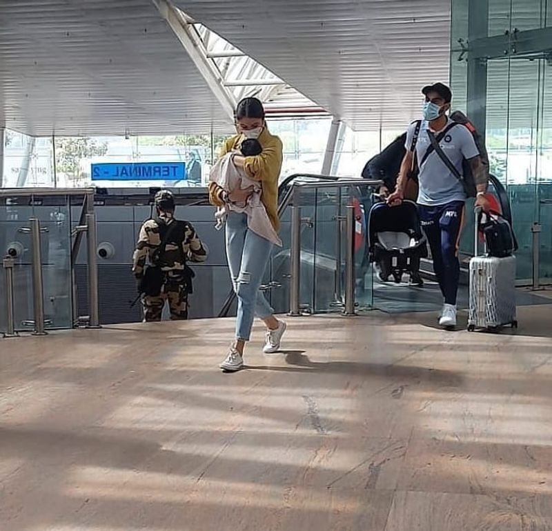 <p>সোশ্যাল মিডিয়া থেকে অনেকটাই দূরে রাখতে চান নিজের সন্তানকে, তা আগেই খোলসা করে জানিয়ে দিয়েছেন পাওয়ার কাপল বিরুষ্কা। তা যেন অক্ষরে অক্ষরে মেনে চলছেন অনুষ্কা।</p>