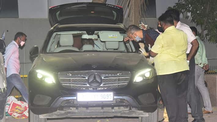 Shiv Sena targets Devendra Fadnavis through saamana in Antilia case kpn Shiv Sena targets Devendra Fadnavis through saamana in Antilia case kpn