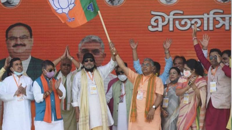 ২০২১ সালে বিধানসভা নির্বাচনে গেরুয়া শিবিরে যোগদান করেছেন মিঠুন চক্রবর্তী।