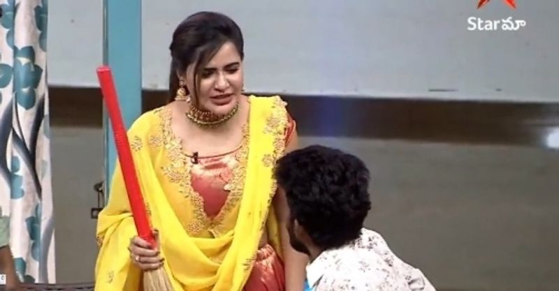 ఈ మధ్య పవన్ కళ్యాణ్ నాలుగో భార్యగా ఉంటానని కామెంట్ చేసి వార్తలలో నిలిచింది ఆషురెడ్డి. సోషల్ మీడియా ఛాట్ లో పవన్ కి నాలుగో భార్యగా ఉండడం మీకు ఇష్టమేనా, అని ఓ నెటిజెన్ అడిగారు. దాని ఓ.. ఎస్ అని ఆమె సమాధానం చెప్పారు.
