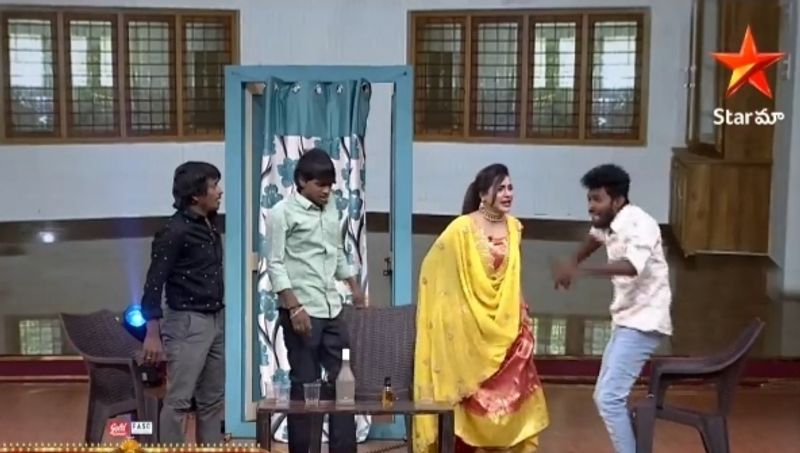 ఇలాంటి కథనాలు పవన్ కళ్యాణ్ ని ఫ్యాన్స్ కి దూరం చేస్తాయని, ఆయన మరలా ఏ లేడీ ఫ్యాన్ ని దగ్గరకు రానివ్వరని.. ఇకనైనా తప్పుడు కథనాలు ఆపాలని, వీడియో సందేశం ద్వారా గట్టి వార్నింగ్ ఇచ్చారు.