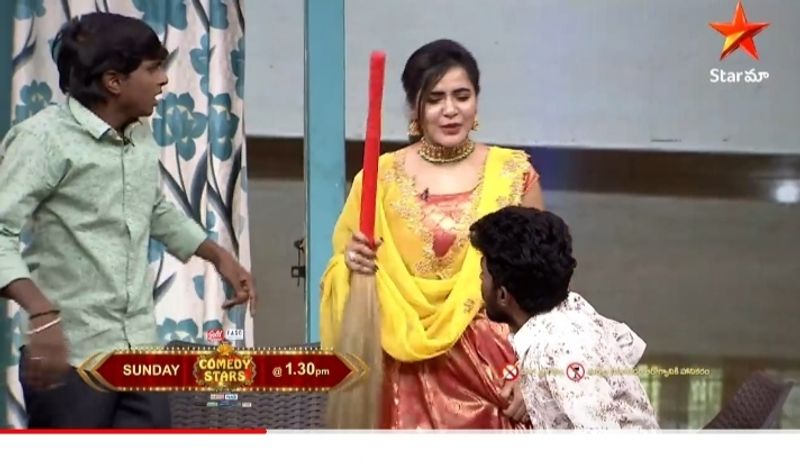 ఆ వివాదం అలా ముగిసిపోగా.. కామెడీ స్టార్స్ వేదికపై ఆషురెడ్డి ఓ కమెడియన్ ని కాలితో తన్నారు. తనను చెల్లి అని పిలివడంతో... ఎవర్రా నీకు చెల్లి అంటూ గట్టిగా కాలితో తన్నడం జరిగింది.