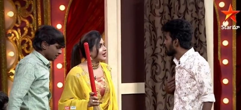 స్టార్ మాలో ప్రసారం అవుతున్న కామెడీ స్టార్స్ ప్రోగ్రాం లో ఆషురెడ్డి కమెడియన్ గా చేస్తున్నారు. లేటెస్ట్ స్కిట్ లో తాగిన మైకంలో పెళ్ళాన్ని మర్చిపోయిన భర్త పాత్రను ఓ కమెడియన్ చేశారు.