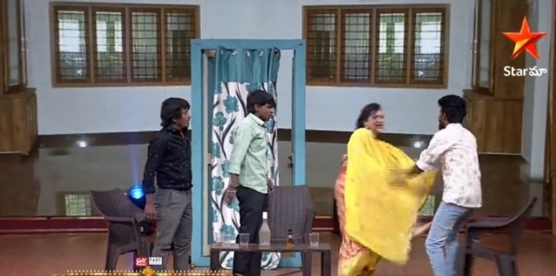 ఆ మాటకు ఆషురెడ్డి కాలితో ఎగిరి తన్నింది. కామెడీ స్టార్స్ లేటెస్ట్ ప్రోమోలో ఈ సంఘటన జరిగింది. ఇది స్కిట్ లో భాగమైనప్పటికీ.. ఓ అమ్మాయి అబ్బాయిని అలా తన్నడం చూడడానికి ఇబ్బందిగా ఉంది.
