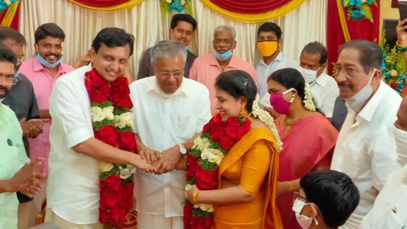 केरल के मुख्यमंत्री पिनाराई विजयन की बेटी 38 वर्षीय बेटी वीणा की मैरिज जून, 2020 को DYFI(Democratic Youth Federation of India) के राष्ट्रीय अध्यक्ष मोहम्मद रियाज के साथ तिररुवनंतपुरम स्थित सीएम के सरकारी आवास पर सादगी से हुई थी। बता दें कि DYFI कम्युनिस्ट पार्टी की यूथ विंग है।