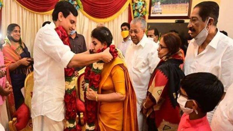 रियाज और वीणा कई सालों से एक-दूसरे को जानते थे। दोनो ही तलाकशुदा थे। दोनों का तलाक 5 साल पहले हुआ था। वीणा के एक बच्चा है। जबकि रियाज की पहली शादी से 2 बच्चे हैं।
