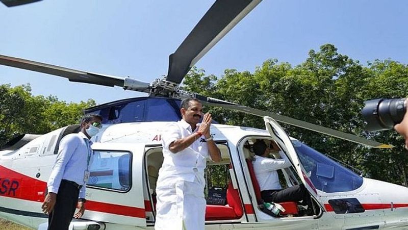 सवाल - केरल में राजनीतिक मुकाबला यूडीएफ (UDF) और एलडीएफ (LDF) की बीच होता रहा है। ऐसे में, भाजपा वोट शेयरिंग को लेकर क्या उम्मीद कर रही है?
जवाब - वास्तव में, पिछले 60 सालों के दौरान यहां दो ध्रुवीय मुकाबला होता रहा है। लेकिन 2019 में लोकसभी चुनाव के दौरान हमारा वोट शेयर बढ़ा है। यहां तक कि 2016 में भी हमारा वोट शेयर 6 फीसदी से बढ़ कर 16 फीसदी हो गया था। इसके बाद अब सभी विधानसभा क्षेत्रों में त्रिकोणात्मक मुकाबले की उम्मीद है। भाजपा इस चुनाव में कड़ी टक्कर देगी।
