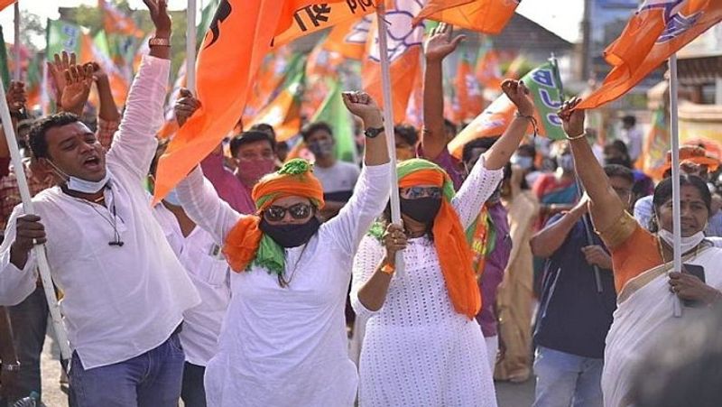 सवाल - सबरीमाला का मुद्दा भाजपा के समर्थन में किस हद तक कारगर हो सकता है?
जवाब - सबरीमाला का मुद्दा अभी भी खत्म नहीं हुआ है। इस मामले में सरकार के एक मंत्री ने माफी मांगते हुए स्टेटमेंट जारी किया। इसके बाद सीपीआई (एम) के राष्ट्रीय महासचिव सीताराम येचुरी और मुख्यमंत्री पिनराई विजयन ने कहा कि इस मामले में माफी मांगने की कोई जरूरत नहीं है। वहीं, इस मामले पर हमारा स्टैंड राजनीतिक तौर पर पूरी तरह स्पष्ट है। सबरीमाला अभी भी एक बड़ा मुद्दा है। लोकसभा चुनाव के बाद सीपीआई (एम) और लेफ्ट फ्रंट के नेताओं ने अपने रुख में बदलाव लाने की कोशिश की। सु्प्रीम कोर्ट में दिया गया एफिडेविट अभी भी वहां मौजूद है। इसमें कोई दो राय नहीं कि इस विधानसभा चुनाव में लोग सबरीमाला के मुद्दे की चर्चा करेंगे।