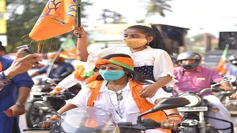 सवाल - ई श्रीधरन सक्रिय राजनीति में आ गए हैं। उनके अपने विचार और आकांक्षाएं हैं। उनकी मौजूदगी किस तरह से पार्टी के परफॉर्मेंस को बेहतर बनाएगी?जवाब - ई श्रीधरन की छवि लोगों के बीच बहुत ही अच्छी है। उनका नेतृत्व लोग इसलिए स्वीकार कर रहे हैं, क्योंकि उनके काम बड़े उल्लेखनीय रहे हैं। आम आदमी का यह सोचना है कि भ्रष्टाचार के शिकार और विकास के मामले में पिछड़े केरल में उनका नेतृत्व कारगर होगा। एलडीएफ और यूडीएफ गले तक भ्रष्टाचार में डूबे हैं। जहां तक विकास का सवाल है, केरल सबसे कम विकसित राज्यों की श्रेणी में आता है। यहां बेरोजगारी की बड़ी समस्या है। उद्योग नहीं हैं। ऐसे में, ई श्रीधरन के आने से बीजेपी को बड़ी मदद मिलेगी।