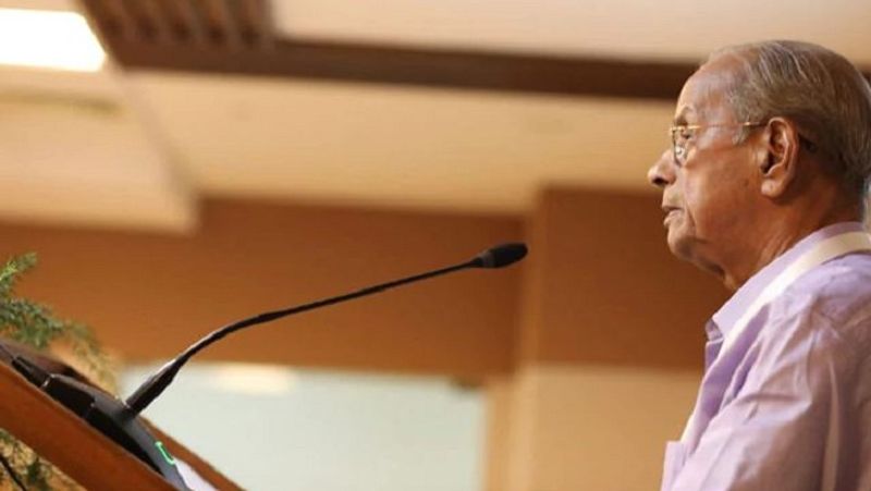 सवाल - मुख्यमंत्री पिनराई विजयन और उनकी सरकार की छवि गोल्ड स्मलिंग के मामले से खराब हुई है। वहीं, सरकार का दावा है कि इसके पीछे बीजेपी का षड्यंत्र है। इस पर आपका क्या कहना है?
जवाब - मुख्यमंत्री विजयन ने खुद प्रधानमंत्री को एक पत्र लिखा। इसमें उन्होंने केंद्रीय एजेंसियों से इस मामले की जांच कराने का अनुरोध किया। अब कस्टम डिपार्टमेंट और एन्फोर्समेंट डायरेक्टोरेट इस मामले की जांच के लिए सामने आए हैं। कई तथ्य और प्रमाण सामने आ रहे हैं। अब सरकार कह रही है कि यह राजनीतिक विरोध की वजह से की जा रही है जांच है और इसका एक राजनीतिक एजेंडा है। राज्य सरकार इस मामले में हाईकोर्ट में गई है और जांच एंजेसियों के अधिकारियों को धमकियां तक दी जा रही हैं। सीपीआई (एम) ने पहले भी ऐसा किया है, जब सीबीआई के अधिकारी 5 साल पहले राज्य में मर्डर केस की जांच करने आए थे।