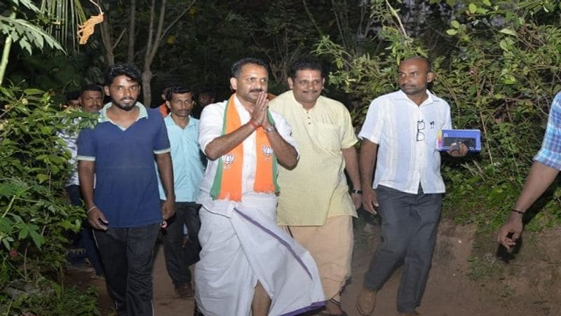 सवाल - मुख्यमंत्री पिनराई विजयन का कहना है कि राज्य में कांग्रेस और भाजपा के बीच एक अपवित्र गठबंधन बन गया है और चुनाव प्रचार में सांप्रदायिक मुद्दे उठाए जा रहे हैं। इस पर आपका क्या कहना है?जवाब - बंगाल और तमिलनाडु में क्या हो रहा है? विजयन सीपीएम के पोलित ब्यूरो के मेंबर हैं। यह उनकी पार्टी की राष्ट्रीय नीति है। कांग्रेस और सीपीएम का राष्ट्रीय स्तर पर खुला गठबंधन रहा है। वे बंगाल में दोस्तों की तरह संघर्ष कर रहे हैं। वालयार चेकपोस्ट से अलग कांग्रेस पार्टी और सीपीएम ने खुला गठबंधन कर रखा है। केरल में पिछले चुनाव में मैं मंजेश्वरम से सिर्फ 89 वोट से हार गया। इसके पीछे क्या वजह थी? वजह यह थी कि कांग्रेस, यूडीएफ और एलडीएफ ने मेरी हार को सुनिश्चित करने के लिए हाथ मिला लिया था। दरअसल, कांग्रेस और सीपीएम के बीच खुला गठबंधन है, जो पूरी तरह अवसरवाद पर आधारित है। मुख्यमंत्री के आरोप में कोई दम नहीं है।