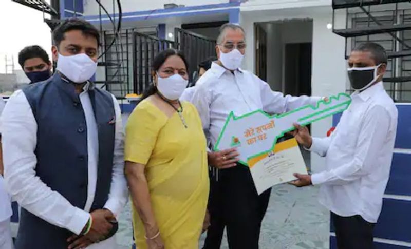दरअसल, अपने कर्मचारियों को यह सौगात देने वाली टेक्सटाइल कंपनी 'प्रतिभा सिंटेक्स लिमिटेड' है। जिसका प्लांट इंदौर पास इंडस्ट्रियल एरिया पीथमपुर में है। कंपनी ने 25 हजार रुपए तक वेतन पाने वाले अपने 28 कर्मचारियों को वन बीएचके रो हाउस गिफ्ट में दिए हैं। इन 28 कर्मचारियों में 14 महिलाएं भी शामिल हैं।