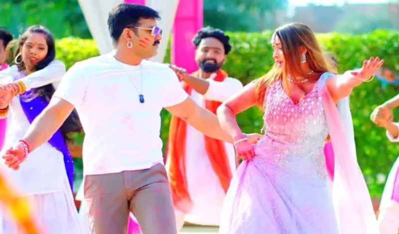 पवन ने अपने बचपन का किस्सा शेयर करते हुए कहा था कि उन्होंने छोटेपन पर कीचड़ वाली होली बहुत खेली है, जिसकी वजह से सारे बच्चे सुबह उठकर पहले ही तेल लगाकर तैयार हो जाते थे, ताकि होली का रंग और कीचड़ आसानी से निकल जाए।